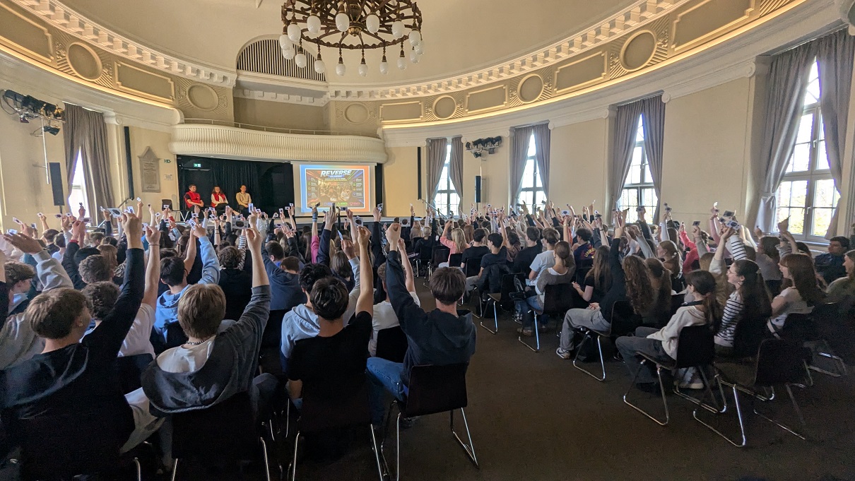 Schülerinnen und Schüler bei einer REVERSE-Ausbildungsmesse in Flensburg